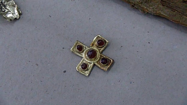 Detalle de uno de los adornos hallados en la tumba