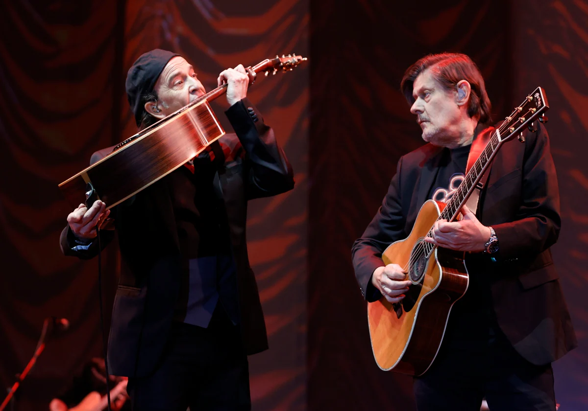 El compositor y guitarrista Álvaro Urquijo y el guitarrista Ramón Arroyo, del grupo Los Secretos, durante el concierto en Madrid