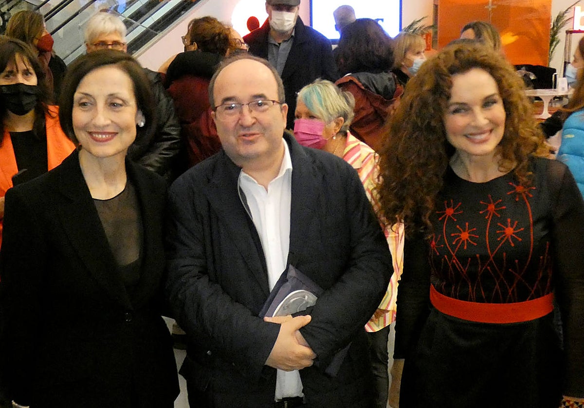 Miquel Iceta, junto a las actrices Carmen Elías (izquierda) y Silvia Marsó (derecha)