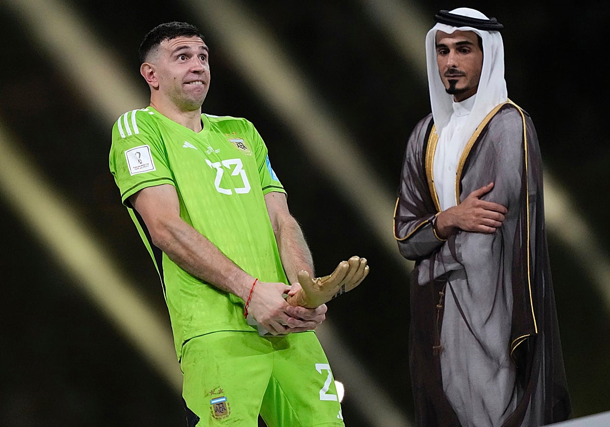 El Dibu Martínez, nada más recoger el Guante de Oro