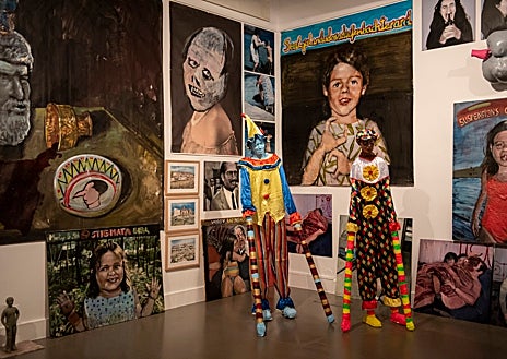 Imagen secundaria 1 - En las imágenes, distintas estancias de 'Autosuficiencia', de Enrique Marty, en la Sala Salvador Amós