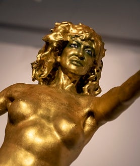 Imagen secundaria 2 - En las imágenes, distintas estancias de 'Autosuficiencia', de Enrique Marty, en la Sala Salvador Amós