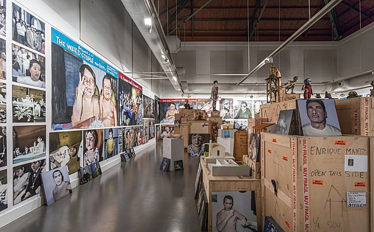 Imagen principal - En las imágenes, distintas estancias de 'Autosuficiencia', de Enrique Marty, en la Sala Salvador Amós