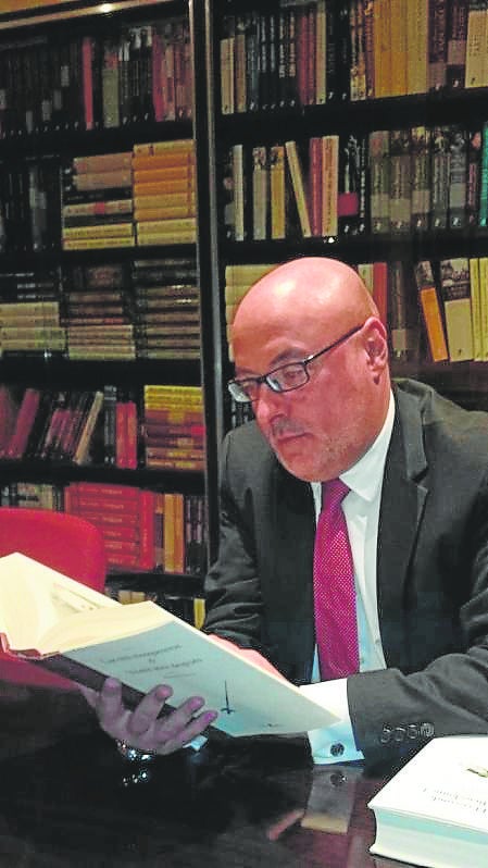 Daniel Fernández (Barcelona, 1961) fue formando su gusto por la lectura con Enid Blyton. De ahí pasó al 'Decamerón'