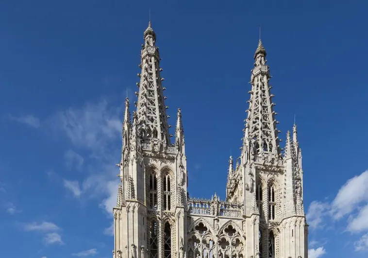 Alcanzar el cielo con las agujas de una catedral