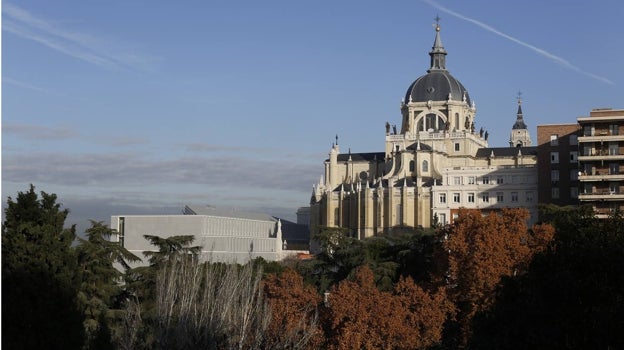 La Galería de las Colecciones Reales (en la imagen, a la izquierda de la catedral de la Almudena) abrirá en verano