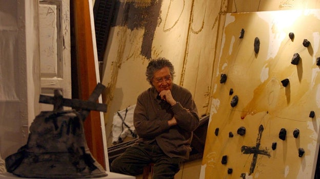 Tàpies, en su estudio de Barcelona