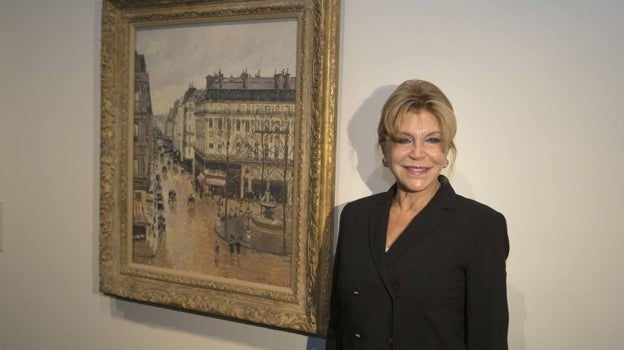 Carmen Thyssen, junto a 'Rue Saint-Honoré por la tarde. Efecto de lluvia', de Pissarro