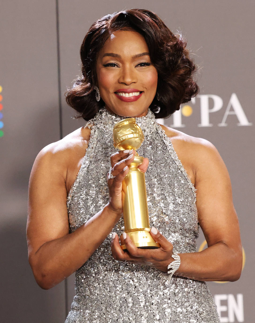 Angela Bassett posa con su premio a Mejor Actriz de Reparto - Película por 'Black Panther: Wakanda Forever'