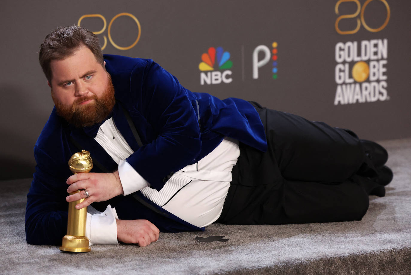 Paul Walter Hauser posa con su premio al Mejor Actor de Reparto por 'Black Bird'