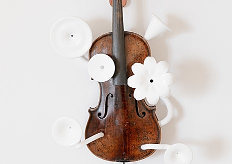 Imagen secundaria 1 - En las imágenes, algunos de los 'Strumenti aumentati' del italiano en la galería valenciana y montaje de la muestra