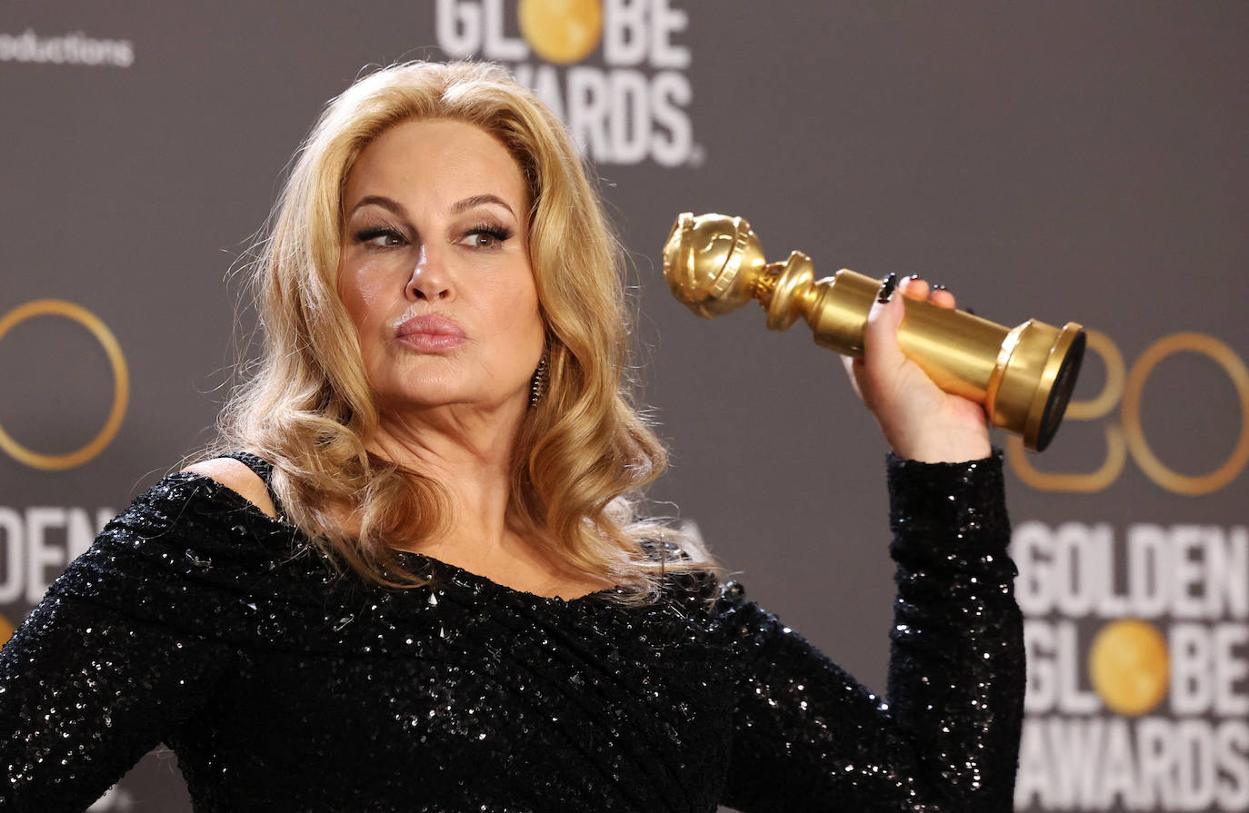 Jennifer Coolidge posa con su premio a la mejor actriz de reparto