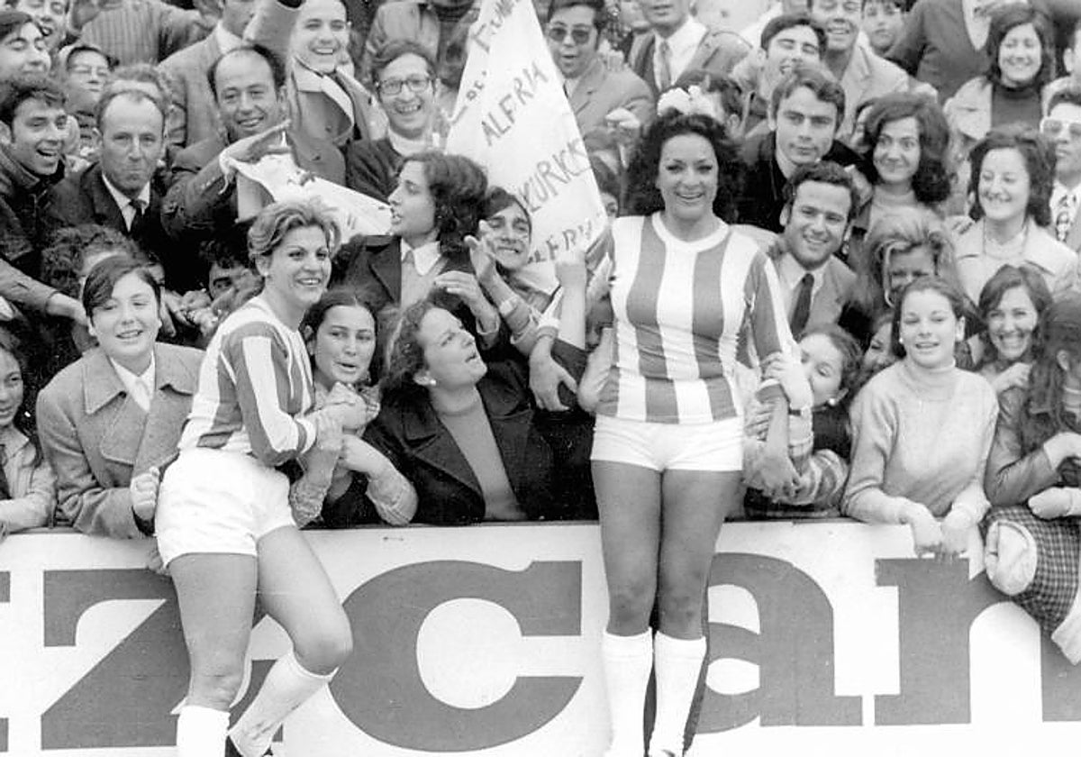 Junto a su hermana Carmen, formando parte del equipo de las folklóricas en un partido benéfico
