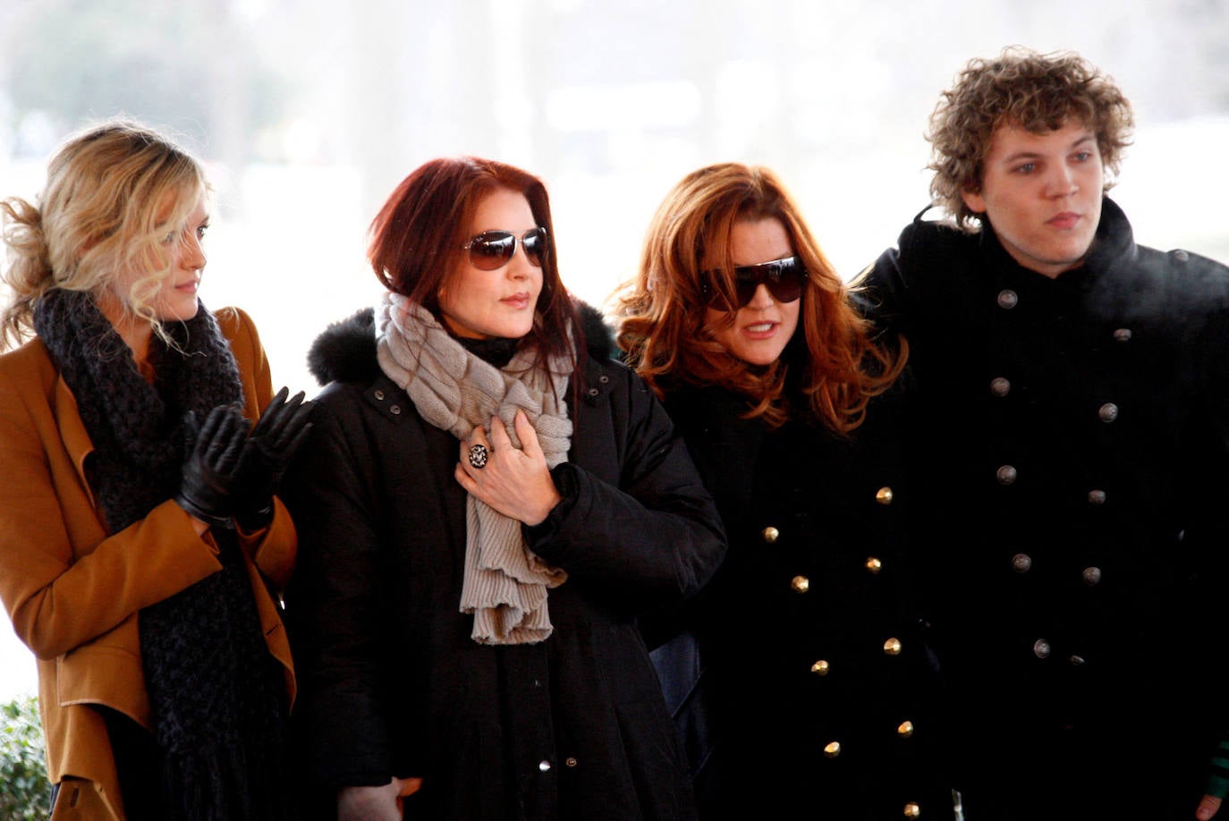 La familia Presley Riley Keough, Priscilla Presley, Lisa Marie Presley y Benjamin Keough dan la bienvenida a los fans durante la celebración del 75 cumpleaños de Elvis Presley en Memphis, el 8 de enero de 2010