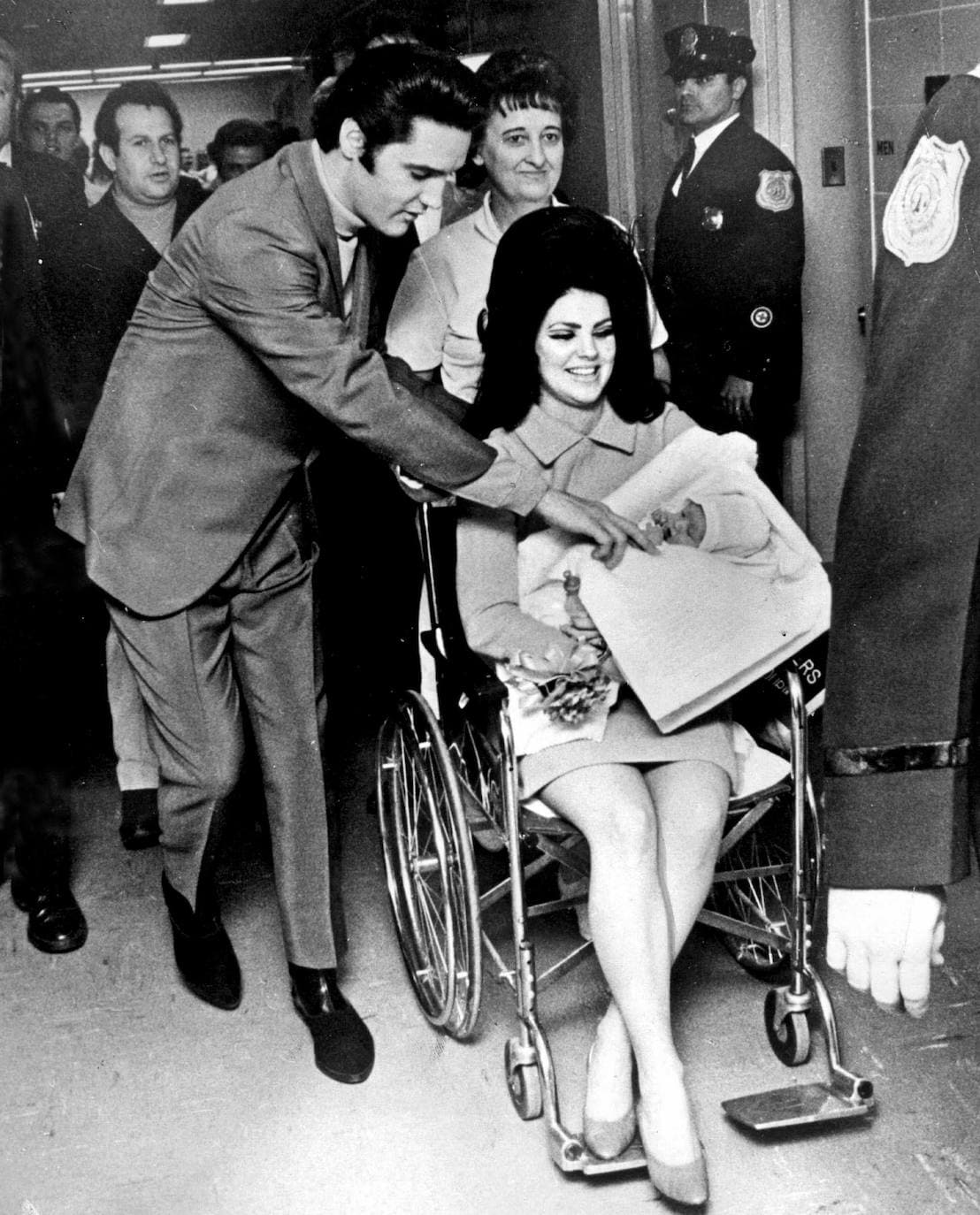Lisa marie Presley nacía el 1 de febrero de 1968, exactamente nueve meses después de la boda de sus padres, Elvis y Priscilla, quienes, según la autobiografía de esta, no mantuvieron relaciones sexuales hasta ser marido y mujer