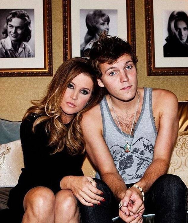 Lisa Marie Presley tuvo dos hijos con su primer marido Danny Keough:  Riley en 1989 y Benjamin -con el que aparece en la imagen-, que se suicidaba en 2020. A partir de entonces, la hija del rey del rock se apartó la de la vida pública y solo reapareció en contadas ocasiones
