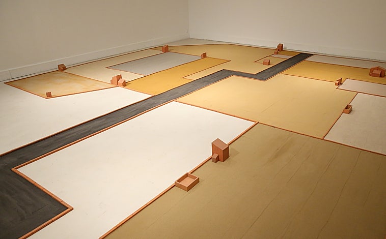 Imagen principal - En las imágenes, algunas de las obras de Miquel Navarro de la revisión de su trabajo en el CACMálaga