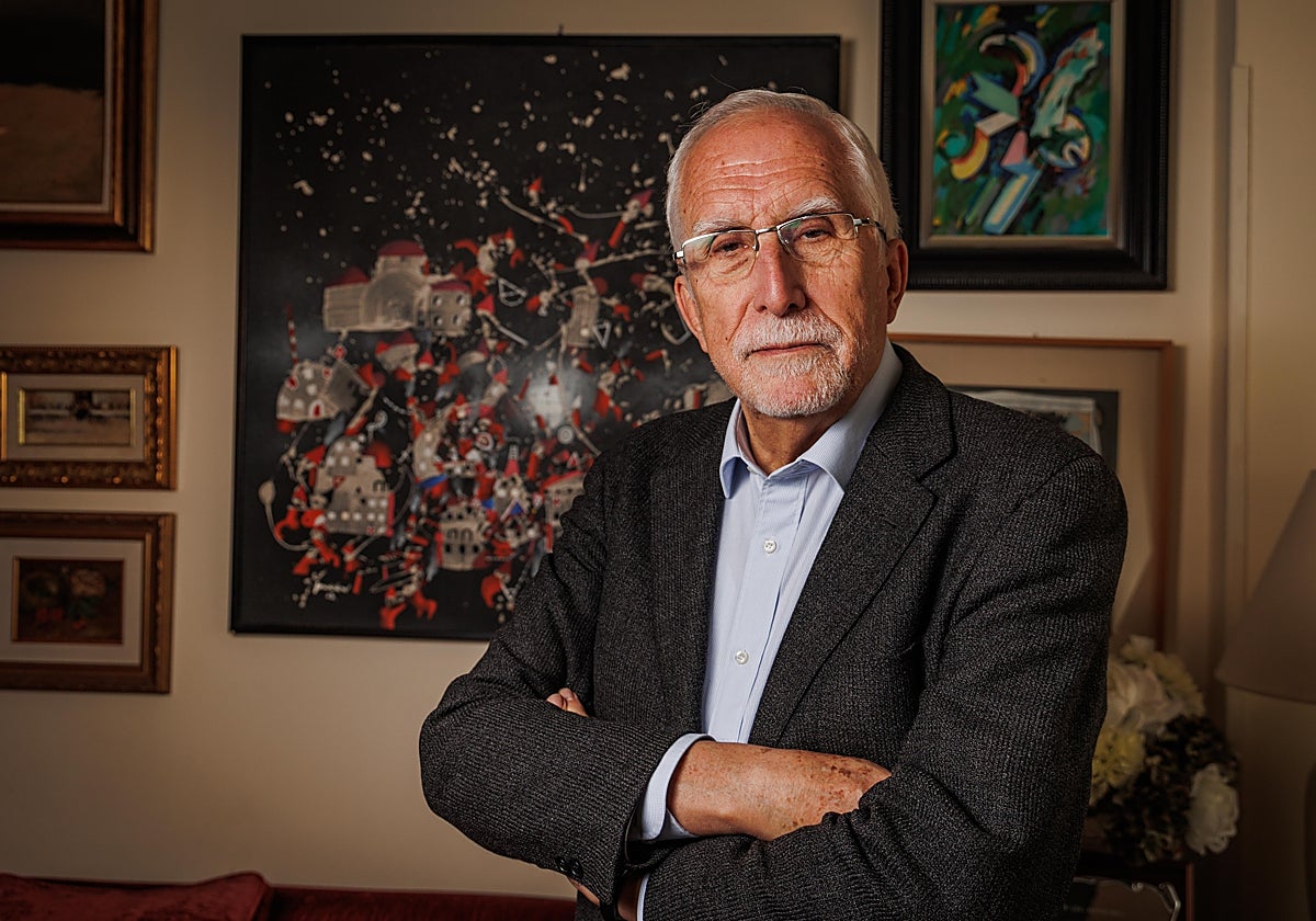 Luis Mateo Díez, retratado en su salón