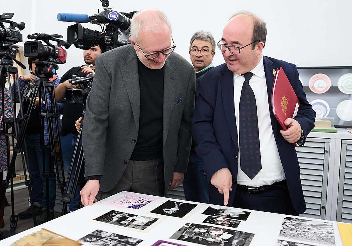 El dueño del Archivo Lafuente, Jose María Lafuente, y el ministro de Cultura, Miquel Iceta, conversan durante una visita al Archivo Lafuente