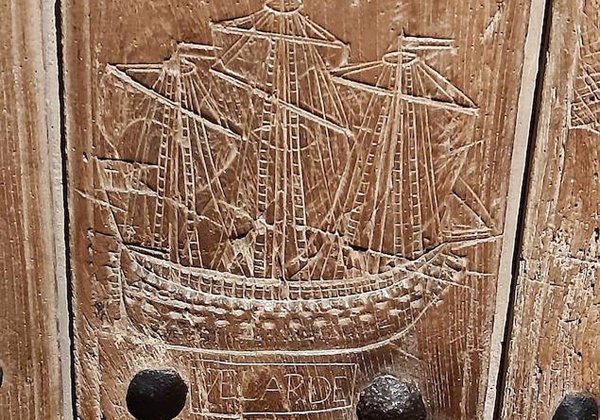 Detalle del barco grabado en la puerta de Bielva sobre el apellido Velarde