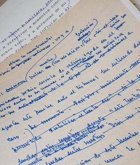 Imagen secundaria 2 - Sobre estas líneas, distintos detalles del manuscrito de 'Las guerras de nuestros antepasados' con las anotaciones del propio Miguel Delibes