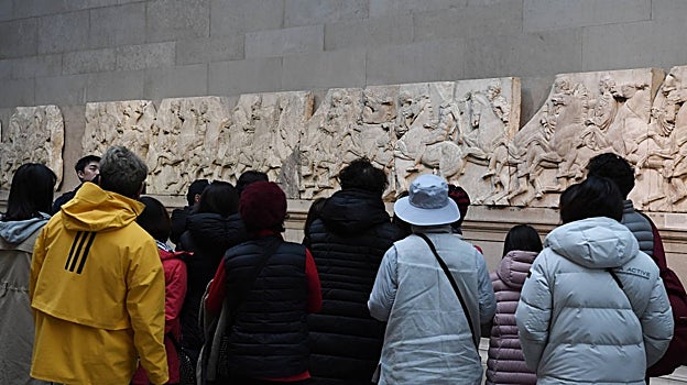 Un grupo de visitantes contempla los mármoles de Elgin en el Museo Británico