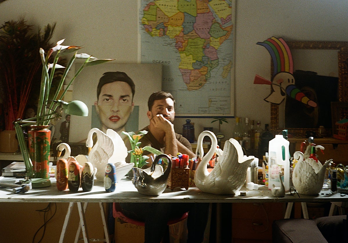 Cristóbal Tabares con algunas de sus obras