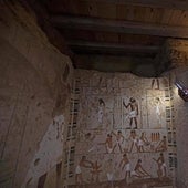 Hallan en Saqqara cuatro tumbas faraónicas y una momia recubierta de oro de 4.300 años