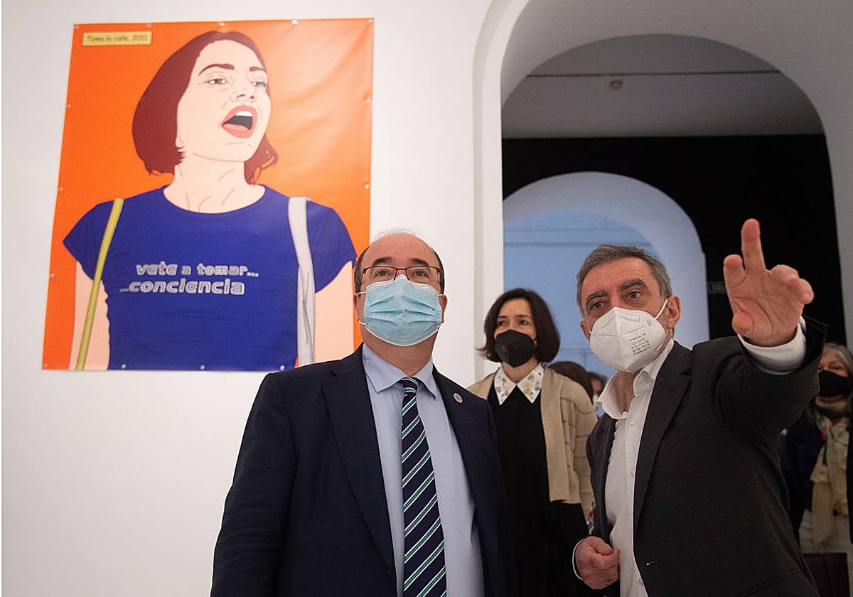 Miquel Iceta (izda), junto a Manuel Borja-Villel en 2021 en el Reina Sofía. Detrás, 'Toma la calle', 2011, obra de la artista María María Acha-Kutscher, comprada por el museo