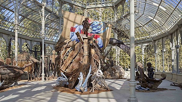 Instalación del artista filipino Kidlat Tahimik en el Palacio de Cristal del Retiro: '500 años de conquistadores RockStar'