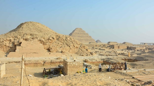 El área de excavación del Proyecto de Tumbas Saítas de Saqqara, con vista a la pirámide de Unas y la pirámide escalonada de Djoser orientada al noroeste