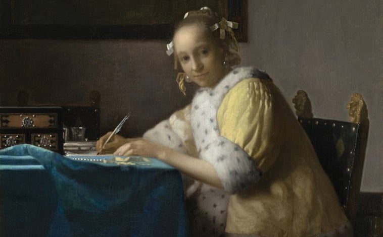 Imagen principal - Seis de sus pinturas son de tema epistolar. En tres de ellas aparecen mujeres solas que leen o escriben cartas. En otros casos hay un personaje que entrega una misiva o espera la entrega. En la Holanda del XVII había una alta tasa de alfabetización de las mujeres. Arriba, 'Mujer escribiendo'. Sobre estas líneas, de izquierda a derecha, 'Muchacha leyendo una carta' y 'Mujer vestida de azul leyendo una carta'