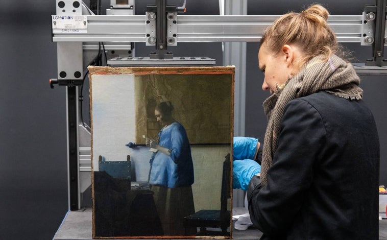 Imagen principal - El Rijksmuseum de Ámsterdam, en colaboración con el Mauritshuis de La Haya y la Universidad de Amberes han llevado a cabo una investigación sobre Vermeer y un estudio técnico de sus obras con alta tecnología que han revelado algunas novedades importantes. La investigación sigue abierta