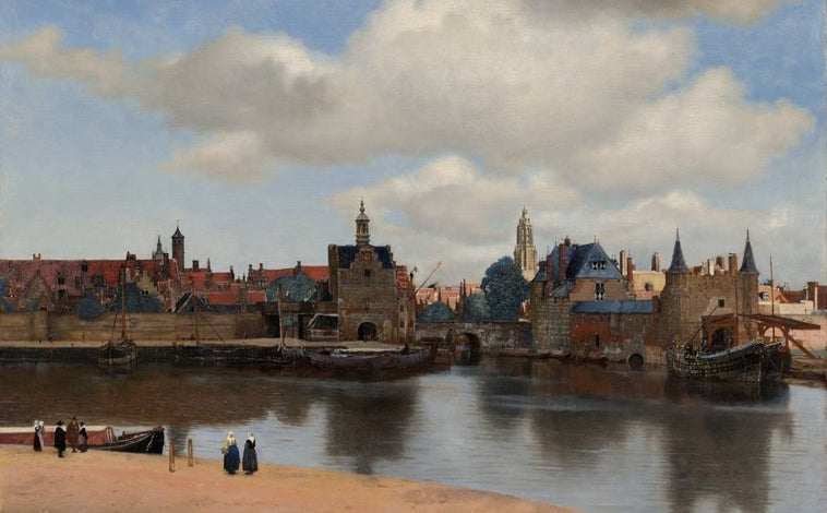 Imagen principal - Arriba, 'Vista de Delft'. Sobre estas líneas, a la derecha, 'La callejuela'. Son las dos únicas vistas exteriores conocidas de Vermeer. Ambas, de su ciudad natal. Al igual que ocurre en sus interiores, también los exteriores son tranquilos, serenos y el tiempo parece haberse detenido. No reflejan el ajetreo ni el bullicio en sus calles. A la izquierda, 'Alegoría de la fe'. Era protestante, pero se cree que el pintor se convirtió al catolicismo tras su matrimonio