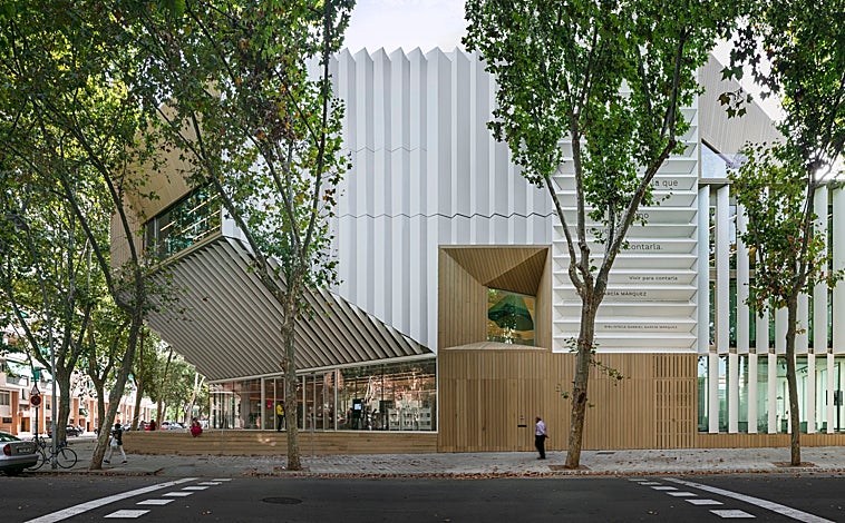 Imagen principal - Detalles del interior y el exterior de la biblioteca Gabriel García Márquez para Barcelona de Suma Arquitectura 