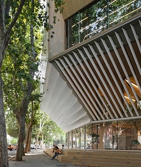 Imagen secundaria 2 - Detalles del interior y el exterior de la biblioteca Gabriel García Márquez para Barcelona de Suma Arquitectura 