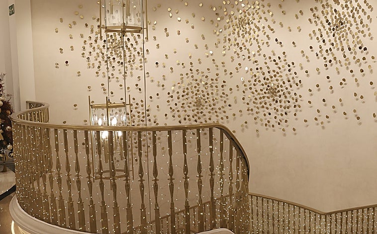 Imagen principal - Arriba, detalle de 'Starry Night', de Eduardo Pérez-Cabrero en el Four Seasons. Sobre estas líneas, 'The Waterfall', de Pere Gifre, y los paneles de Jan Hendrix para el VP Plaza de España Hotel