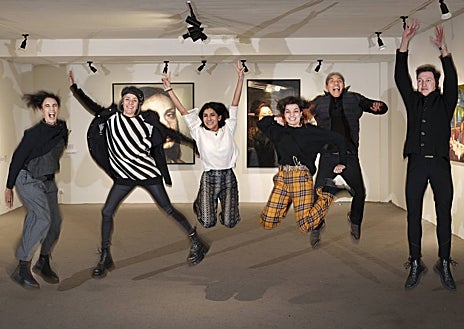 Imagen secundaria 1 - Sobre estas líneas, equipo de Est Art Space y algunas de sus estancias