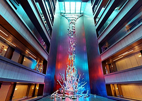 Imagen secundaria 1 - Arriba, detalle de 'Starry Night', de Eduardo Pérez-Cabrero en el Four Seasons. Sobre estas líneas, 'The Waterfall', de Pere Gifre, y los paneles de Jan Hendrix para el VP Plaza de España Hotel