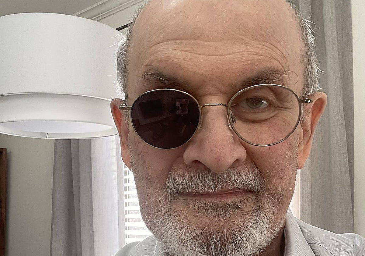 Poco después de publicarse la entrevista de 'The New Yorker', el propio Salman Rushdie publicó esta imagen en su cuenta de Twitter: «Así es como estoy ahora»