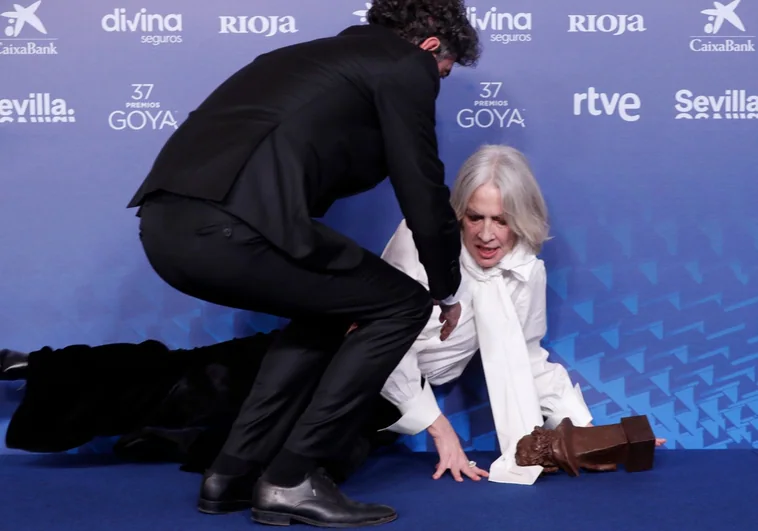 Susi Sánchez da el 'susto' al caerse tras recibir el Goya
