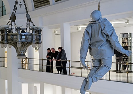 Imagen secundaria 1 - En las imágenes, distintas piezas que conforman el repaso al trabajo último de Juan Muñoz en Alcalá 31