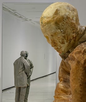 Imagen secundaria 2 - En las imágenes, distintas piezas que conforman el repaso al trabajo último de Juan Muñoz en Alcalá 31