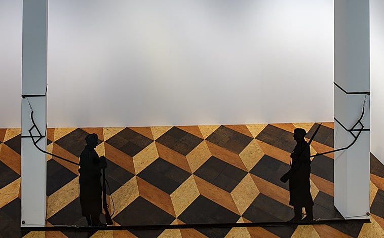 Imagen principal - En las imágenes, distintas piezas que conforman el repaso al trabajo último de Juan Muñoz en Alcalá 31