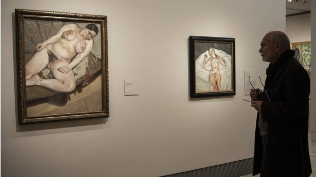 Dos pinturas de Lucian Freud en las salas del Thyssen. A la izquierda, 'Retrato desnudo II' (1979-80). A la derecha, 'Muchacha desnuda' (1966). Ambos, de colección privada