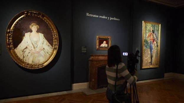 De izquierda a derecha, retratos de la Reina Victoria Eugenia, el Príncipe de Asturias a los dos meses, y el Rey Alfonso XIII