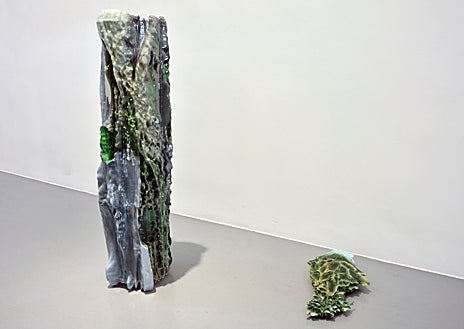 Imagen secundaria 1 - Arriba, Lola Zoido. Sobre estas líneas, algunas de sus obras. A la derecha, Laprisamata, con una de sus piezas digitales que muestra en una tablet