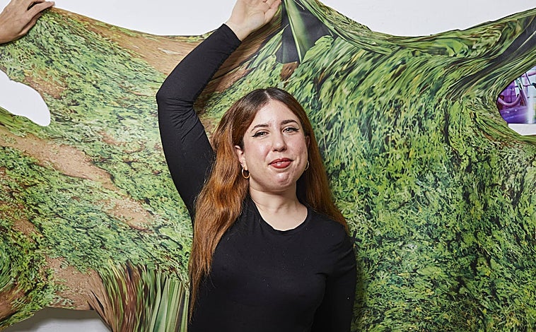 Imagen principal - Arriba, Lola Zoido. Sobre estas líneas, algunas de sus obras. A la derecha, Laprisamata, con una de sus piezas digitales que muestra en una tablet