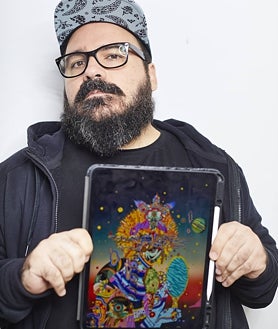 Imagen secundaria 2 - Arriba, Lola Zoido. Sobre estas líneas, algunas de sus obras. A la derecha, Laprisamata, con una de sus piezas digitales que muestra en una tablet