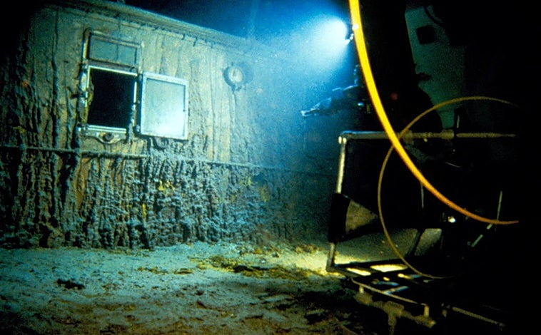 Imagen principal - Salen a la luz imágenes inéditas de la primera inmersión en el naufragio del Titanic tras su descubrimiento